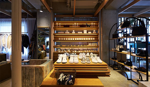 JOURNAL STANDARD Omotesando, 2F. This women's floor is bathed in light from large windows. Ascending the stairs, you'll be greeted by spring-like sneakers and organic cosmetics displayed on shelves.