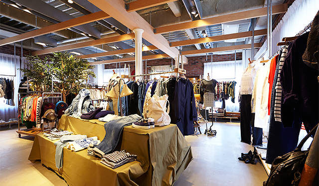 JOURNAL STANDARD Omotesando, 2F. JOURNAL STANDARD has long been favored by women seeking authentic styles. This Omotesando flagship store enhances its unique selection with numerous exclusive items.