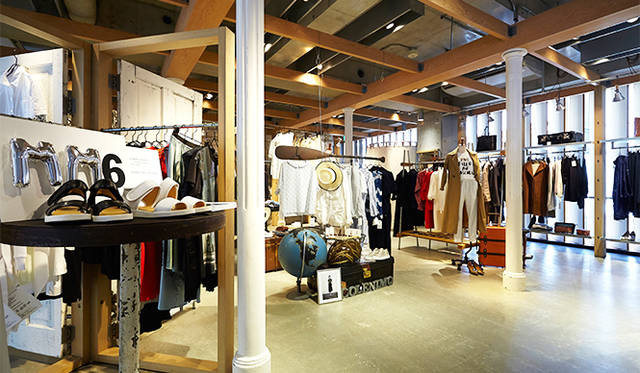 JOURNAL STANDARD Omotesando, 2F. The bright, clean-toned floor feels spacious and uncluttered. Enjoy the interior, which changes with the seasons.