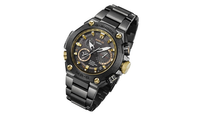 <strong>MR-G MRG－G1000RT</strong><br><br>ケース｜チタン（DLC加工、深層硬化処理）＋64チタン合金（再結晶処理、DLC加工）<br />直径｜54.7mm<br />厚さ｜16.9mm<br />ムーブメント｜クォーツ<br />機能｜GPS電波受信機能、マルチバンド6（世界6局の標準電波受信機能）、ワールドタイム（世界40タイムゾーン＋協定世界時）、デュアルダイヤル（本国と現地など任意の２都市の時刻表示）、ストップウォッチ（1/20秒計測、24分計）、タイマー、アラーム、日付・曜日表示、フルオートカレンダー、LEDライト、トリプルGレジスト<br />ブレスレット｜チタン（DLC加工、深層硬化処理）<br />防水性｜20気圧<br />限定数｜世界限定100本<br />発売時期｜8月予定<br />予価｜65万円（税別）<br />