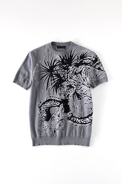 <strong>MENS | </strong> Make a statement with this trending short-sleeved knit, featuring an impactful graphic. Amidst the relaxed, tropical botanical pattern, you'll find hidden tigers and dragons! Knit ¥49,680 (DIESEL BLACK GOLD)