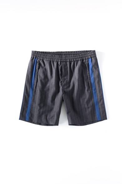 <strong>MENS | </strong> The balance between formal wool fabric and sporty side stripes is exquisite. It can be worn elegantly or casually, making it a versatile piece. Shorts ¥42,120 (DIESEL BLACK GOLD)