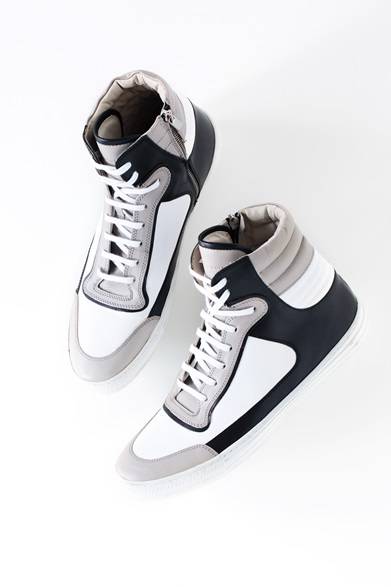 <strong>MENS | </strong> These cowhide leather sneakers are sophisticated and pair well not only with casual outfits but also with smart styles like suits. Their monochrome color scheme makes them easy to match, expanding your styling options. Sneakers ¥73,440 (DIESEL BLACK GOLD)