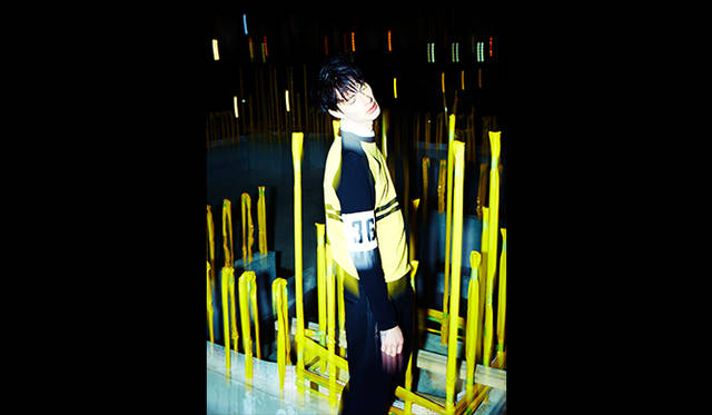Knitwear ¥44,280, shirt ¥34,560, trousers ¥38,880, shoes ¥62,640 (all DIESEL BLACK GOLD)
