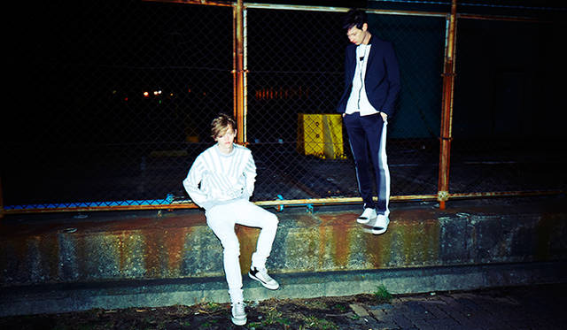 Left model: Sweatshirt ¥43,200, T-shirt ¥15,984, trousers ¥46,440, sneakers ¥73,440<br>Right model: Jacket ¥87,480, blouson ¥49,680, sweatshirt ¥28,080, trousers ¥38,880, sneakers ¥62,640 (all DIESEL BLACK GOLD)