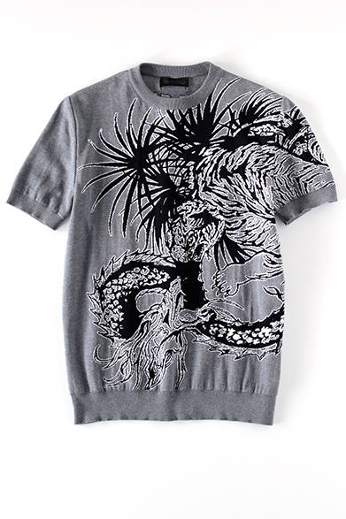 <strong>MENS | </strong> Make a statement with this trending short-sleeved knit, featuring an impactful graphic. Amidst the relaxed, tropical botanical pattern, you'll find hidden tigers and dragons! Knit ¥49,680 (DIESEL BLACK GOLD)