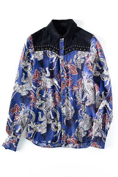 <strong>WOMENS | </strong> This boldly printed shirt expresses Hawaiian rockabilly. Despite its edgy design with western yokes and studs, it offers an elegant feel thanks to its 100% silk fabric and slim, compact cut. It instantly elevates a simple monochrome outfit. Shirt ¥74,520, DIESEL GINZA exclusive (DIESEL BLACK GOLD)