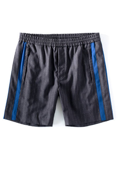 <strong>MENS | </strong> The balance between formal wool fabric and sporty side stripes is exquisite. It can be worn elegantly or casually, making it a versatile piece. Shorts ¥42,120 (DIESEL BLACK GOLD)