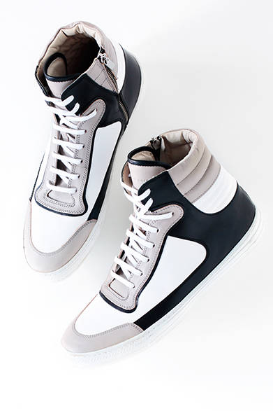<strong>MENS | </strong> These cowhide leather sneakers are sophisticated and pair well not only with casual outfits but also with smart styles like suits. Their monochrome color scheme makes them easy to match, expanding your styling options. Sneakers ¥73,440 (DIESEL BLACK GOLD)