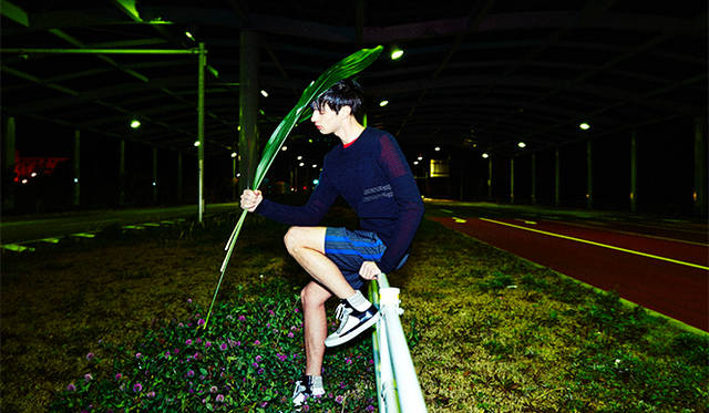 Mesh knit ¥47,520, knitwear ¥44,280, shorts ¥42,120, sneakers ¥73,440 (all DIESEL BLACK GOLD)