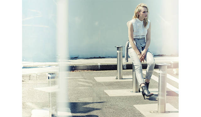 Sleeveless shirt ¥37,800, denim ¥57,240, sweatshirt ¥38,880, booties ¥99,360 (all DIESEL BLACK GOLD)
