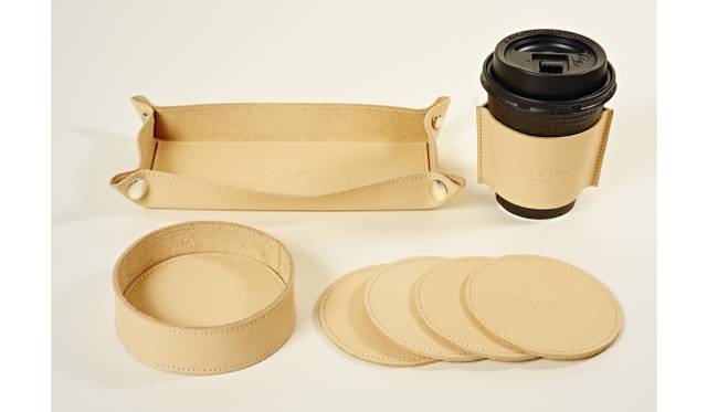 (Clockwise from top left) Leather tray ¥7,020,Leather cup sleeve (S, L sizes) ¥2,160, Leather coaster (set of 4) ¥9,180