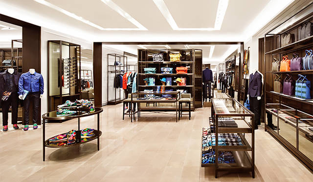 The second floor, dedicated to menswear. The interior exudes a luxurious ambiance, based in off-white.