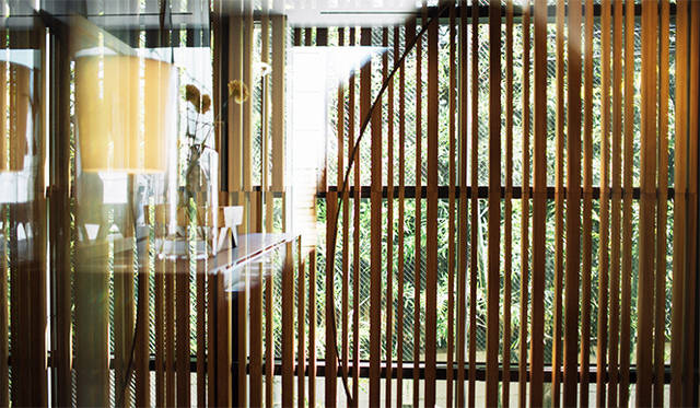 「wooden wall（ウッドゥン ウォール）」から根津美術館の緑が透かし見える