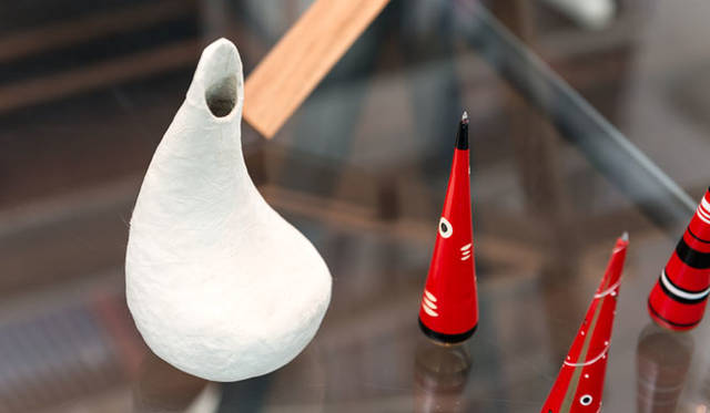 <strong>East Japan Project</strong> "KOBOSHI" (Shiraishi Washi Kobo, Shiroishi City, Miyagi Prefecture / Seki Mikodo, Aizuwakamatsu City, Fukushima Prefecture / M&M Trading, Hamura City, Tokyo / Kengo Kuma & Associates)<br>This paper sake flask is crafted using washi paper from Masako Endo of Shiraishi Washi in Miyagi Prefecture and the papier-mâché technique known as "hariko" from Aizuwakamatsu, Fukushima Prefecture. While Daruma dolls are typically made with hariko, modern waterproofing has been applied to prevent leaks. It can be used as a sake flask or as a vase for a single flower.