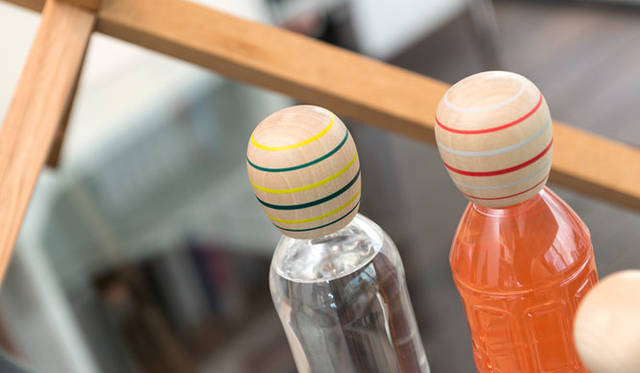 <strong>East Japan Project</strong> "NARUCO Kokeshi Bottle Cap" (NOSIGNER / Matsuda Kobo, Naruko Onsen, Miyagi Prefecture)<br>A bottle cap shaped like a kokeshi's head, handmade one by one using the "rokuro-biki" (potter's wheel) technique by kokeshi artisans in Naruko Onsen, Miyagi Prefecture. This cap is used to replace the cap of a used plastic bottle, giving the bottle a new life. When attached, it makes the bottle look just like a kokeshi.