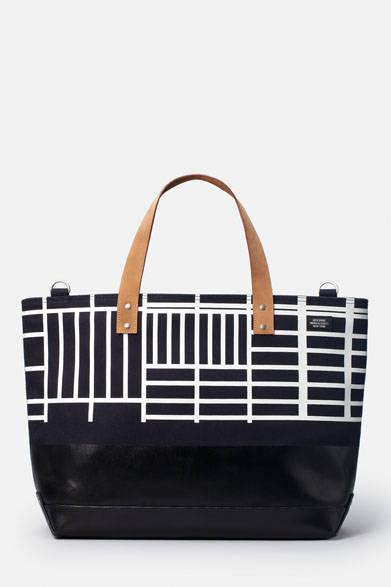 <strong>JACK SPADE × Ian Hundley Collection</strong><br />"HUNDLEY ZIP COAL BAG" (H35×W:54/42×D17×Handle 43cm) ¥30,240