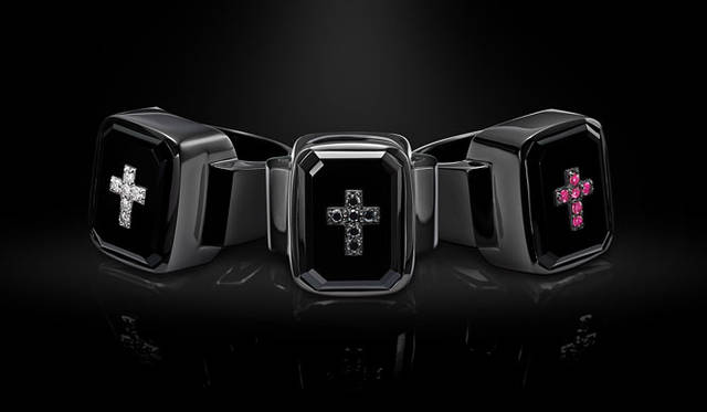 <strong>JUSTIN DAVIS | Justin Davis</strong><br />The "Eminem Ring," first released when the brand debuted in 2001, has been reimagined in a limited-edition black finish. SRJ100 "LEGACY" Left: SV (BLACK FINISH) × ONYX × DIA ¥89,640, Center: SV (BLACK FINISH) × ONYX × BLACK DIA ¥85,320, Right: SV (BLACK FINISH) × ONYX × RUBY ¥85,320