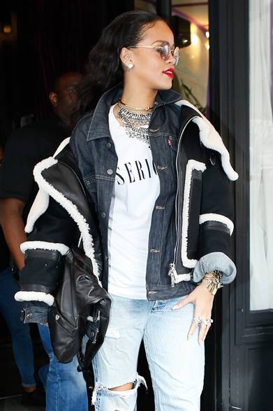 <strong>Rihanna｜Rihanna</strong><br/><br/>The songstress Rihanna appeared in Paris. Her coordinated outfit featured distressed denim, a white tee, and a denim jacket, all in trendy denim. She layered an oversized shearling jacket to make a statement. In her hand, she carried a black leather "Girl Chanel" bag, worn like a clutch in true Rihanna style.<br/><br/>© CHANEL