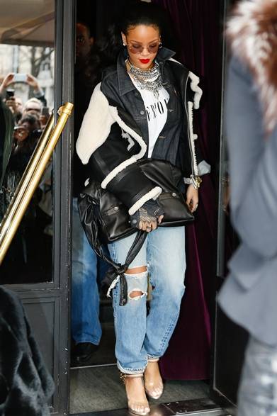 <strong>Learn from Celebrities: How to Style the "GIRL CHANEL"</strong><br/><br/>The "Girl Chanel" bag, a new arrival from Chanel's Spring/Summer 2015 Ready-to-Wear collection, has become an "it" bag, meticulously crafted with details inspired by the brand's iconic "Chanel Jacket." The bag beautifully reflects the jacket's exquisite design, offering both lightness and practicality, making it a favorite among celebrities for everyday use. Let's learn how to style the "Girl Chanel" from these fashionable stars.<br/><br/>© CHANEL