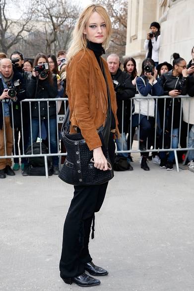 <strong>Nadine Strittmatter｜Nadine Strittmatter</strong><br/><br/>Model Nadine Strittmatter was spotted at the Chanel show venue. Pairing a fringed suede jacket with loose tailored pants and wearing the "Girl Chanel" crossbody, she completed a girlish Western look.<br/><br/>© CHANEL