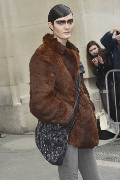 <strong>Sam Rollinson｜Sam Rollinson</strong><br/><br/>Model Sam Rollinson chose a multicolor "Girl Chanel" bag. She paired a substantial brown fur coat with gray skinny jeans, subtly expressing the maison's aesthetic with the tweed bag woven with colorful threads.<br/><br/>© CHANEL