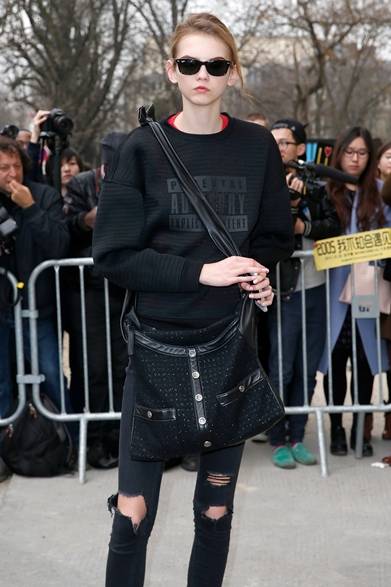 <strong>Molly Blair｜Molly Blair</strong><br/><br/>Model Molly Blair arrived at the Chanel show venue. Her edgy style featured a simple sweatshirt and ripped skinny jeans, with a pop of red at the neck. The "Girl Chanel" bag, worn over the shoulder, added a chic, feminine twist.<br/><br/>© CHANEL