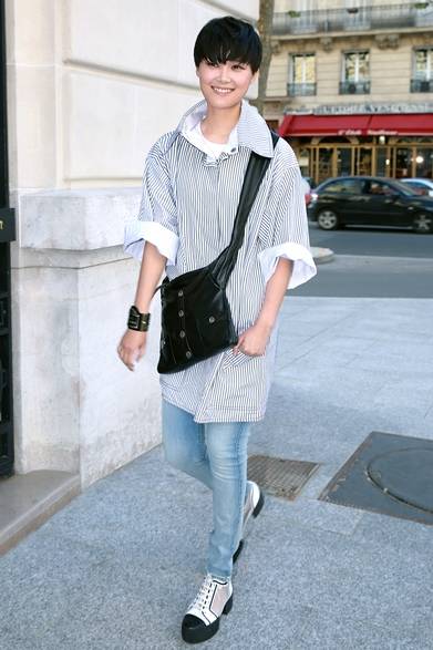 <strong>Chris Lee｜Chris Lee</strong><br/><br/>Chinese singer Chris Lee was seen on the streets of Paris. She paired an oversized shirt dress with slim denim and accented her look with sharp Chanel lace-up shoes. Casually slinging the "Girl Chanel" bag across her body, she created a clean, boyish style.<br/><br/>© CHANEL