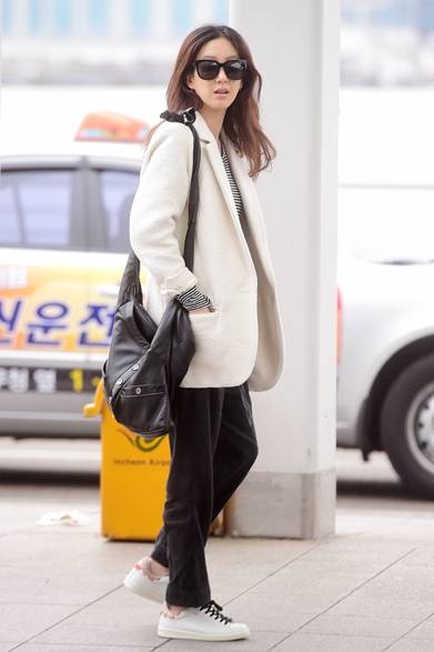 <strong>Ryeowon Jung｜Ryeowon Jung</strong><br/><br/>Korean actress Ryeowon Jung is also a fan of the "Girl Chanel." Her off-duty look, styled in monochrome, was completed with a black "Girl Chanel" bag worn over the shoulder, creating a simple and cute ensemble.<br/><br/>© CHANEL