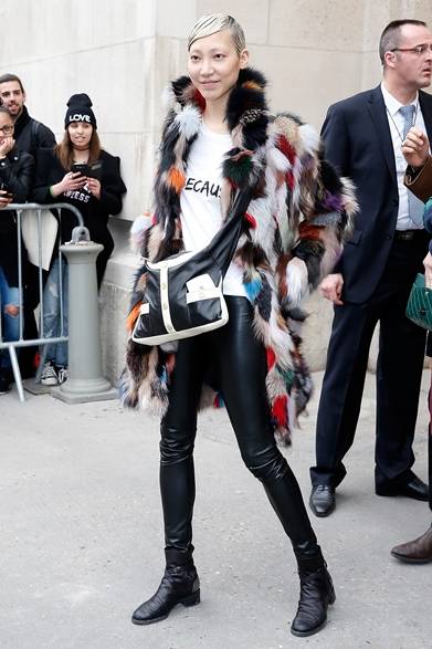 <strong>Soo Joo Park｜Soo Joo Park</strong><br/><br/>Model Soo Joo Park also appeared at the Chanel show venue. She opted for a black and white "Girl Chanel." Underneath a vibrant fur coat, she wore a white tee and leather pants, creating a playful, mode style. The "Girl Chanel" allows for adjustable shoulder strap length by how the sleeves are tied. Soo Joo wore hers shorter for a more dynamic look.<br/><br/>© CHANEL