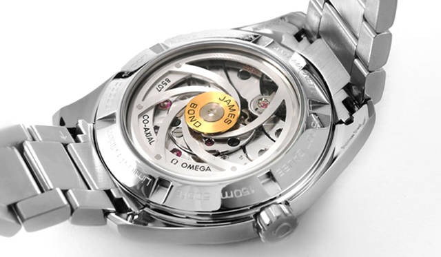<strong>シーマスター アクアテラ ジェームズ・ボンド 007リミテッド</strong><br>ケース｜ステンレススチール<br />直径｜41.5mm<br />厚さ｜13.46mm<br />ムーブメント｜自動巻き（Cal.8507、マスター コーアクシャル）<br />機能｜日付表示、1万5007ガウス以上の耐磁性能<br />ブレスレット｜ステンレススチール（コーテッドナイロン製のスペアベルト付属）<br />防水性｜150ｍ<br />限定数｜世界限定1万5,007本<br />発売時期｜8月予定<br />予価｜71万円（税抜）