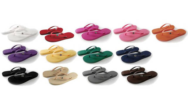 <strong>POPITS</strong><br>Also appealing for their rich color variations<br>Adult flip-flops, ¥3,400 each
