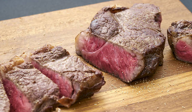 <strong>BEIGE Alain Ducasse Tokyo</strong><br />"Collection Beige" Vol. 1 "Spring Collection" Ozaki Beef, a rare breed produced in limited quantities of only 30 heads per month by a top-tier wagyu brand.