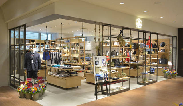 <strong>THE COMMON TEMPO</strong><br />Interior of the Lucua 1100 store