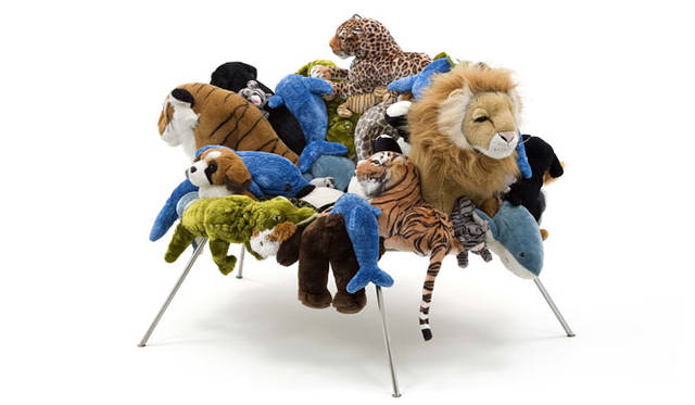 <strong>SEIBU Shibuya</strong><br />Vitra Design Museum traveling exhibition "Antibodies: The Works of Fernando and Humberto Campana (1989-2009)"<br />A chair created by sewing together various stuffed animals. Designed with everyday, familiar objects as its theme. Handmade work "Banquete chair" © Estudio Campana, Photo: Fernando Laszlo