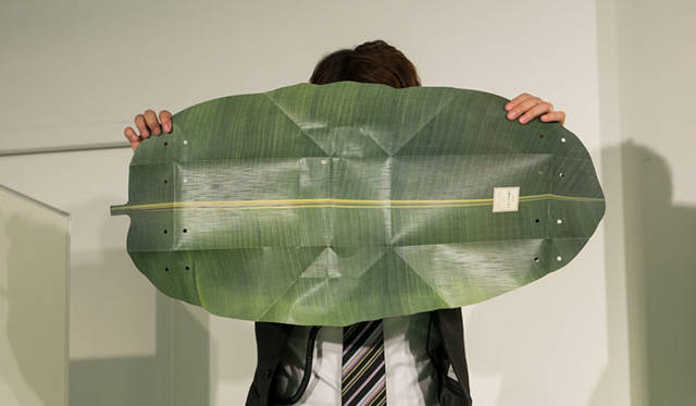 <strong>unifrutti | Unifrutti</strong><br />"Chikyu Sodachi Shiawase Banana®"<br />When the package is unfolded, it transforms into a banana leaf, offering details about "Chikyu Sodachi Shiawase Banana®."