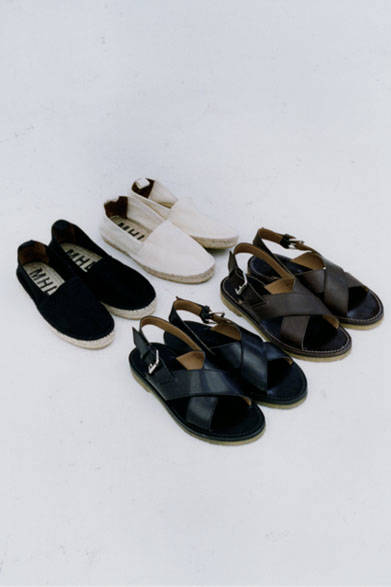 <strong>MARGARET HOWELL｜マーガレット・ハウエル</strong><br />レザーサンダル各2万7000円（マーガレット・ハウエル）、エスパドリーユ各1万5120円（MHL.）