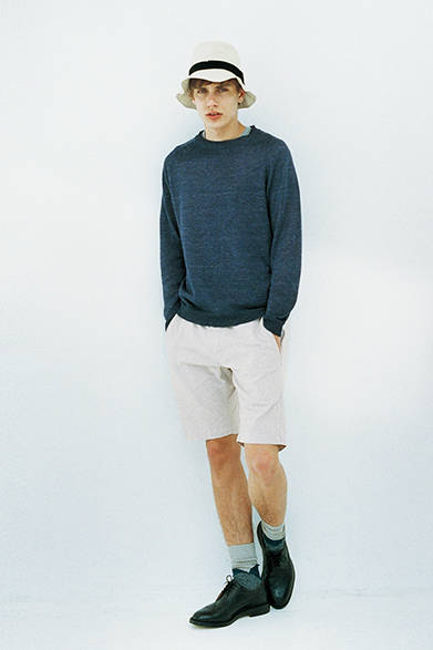 ニット2万7000円、Tシャツ1万800円、ハット1万4040円、ソックス3780円、シューズ8万9640円（すべてマーガレット・ハウエル）、ショーツ1万9440円（MHL.）