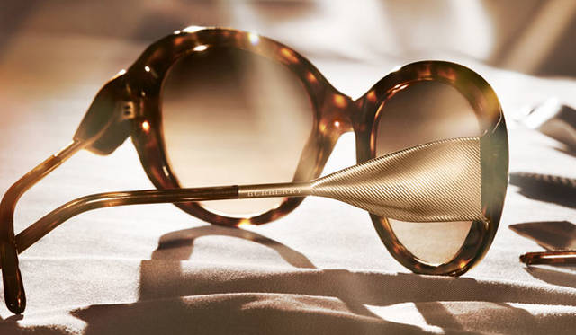 <strong>BURBERRY</strong><br />2015 SPRING & SUMMER EYEWEAR COLLECTION