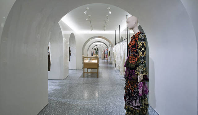 <strong>VALENTINO</strong><br />Valentino Boutique Women