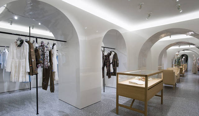 <strong>VALENTINO</strong><br />Valentino Boutique Women