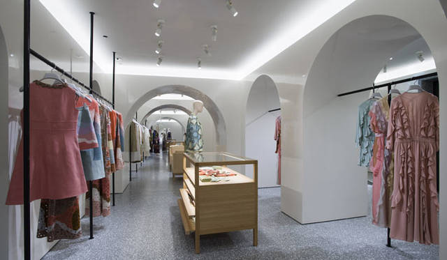 <strong>VALENTINO</strong><br />Valentino Boutique Women