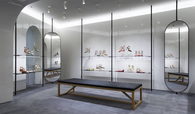 <strong>VALENTINO</strong><br />Valentino Boutique Women
