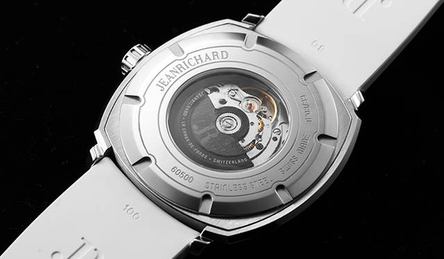 White matte dial. The player Osera's jersey number "14" is placed at the 2 o'clock position on the dial, and the Hiroshima Toyo Carp logo is at the 6 o'clock position. The indices and hands are in red, inspired by the team colors.<br><br><strong>"Terrascope" Daichi Osera Tribute Model Hiroshima Toyo Carp "Official League Approval"</strong><br />Case | Stainless steel<br />Case size | 44mm<br />Thickness | 12.60mm<br />Movement | Automatic (Movement JR60)<br />Power reserve | Approx. 38 hours<br />Limited edition | 39 pieces<br />Price | 365,000 yen (excluding tax)<br />
