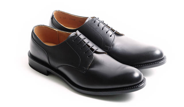 A restrained vamp silhouette defines these austere plain-toe shoes. ¥38,880