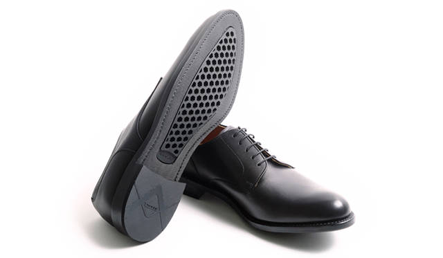 A honeycomb sole pattern, similar to photo 1.