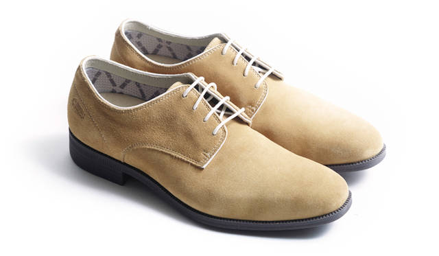 A noble pair in beige with striking white accents. ¥21,600