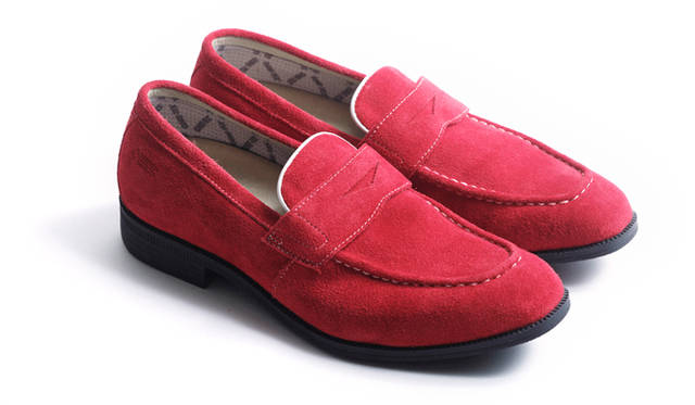 Loafers showcasing the supple texture of suede. ¥21,600