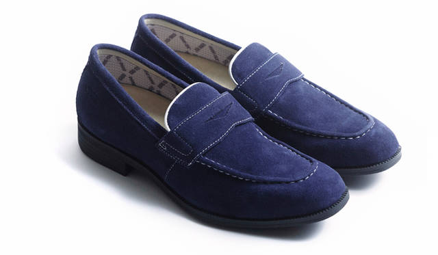 A color variation of photos 9 and 10. The navy is accented with white stitching and piping. ¥21,600