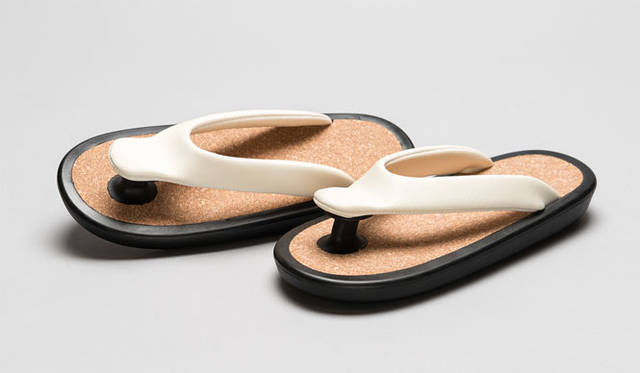 <strong>ISETAN MEN’S</strong><br />"JoJo" Sandals "Isetan Men's Bespoke" ¥24,840 (SS, S, M), ¥25,920 (L, XL)